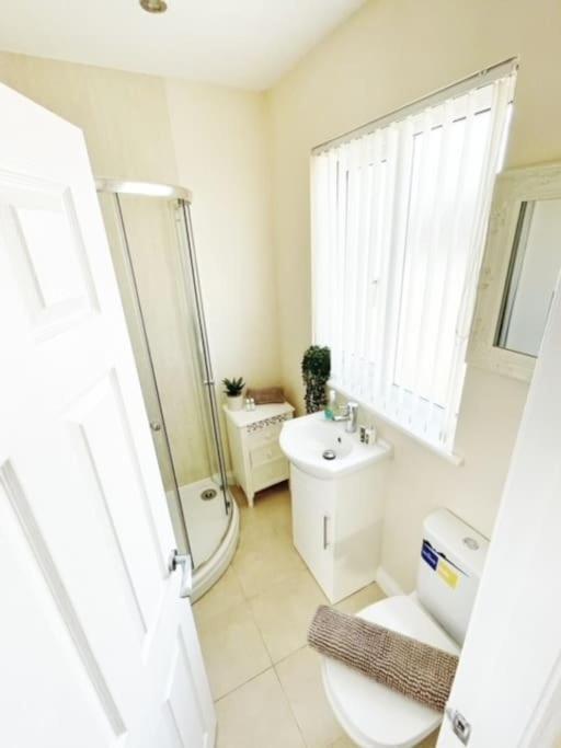 5 Bedroom, Sleeps 9 - Base To Explore Liverpool And Beyond Ліверпуль Екстер'єр фото